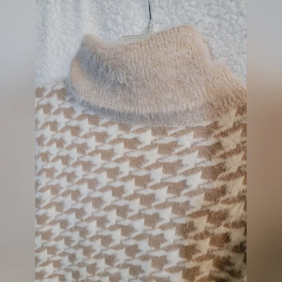 KUT from the Kloth Size-M Evea Camel Cream Houndstooth Turtleneck Sweater - Picture 10 of 12